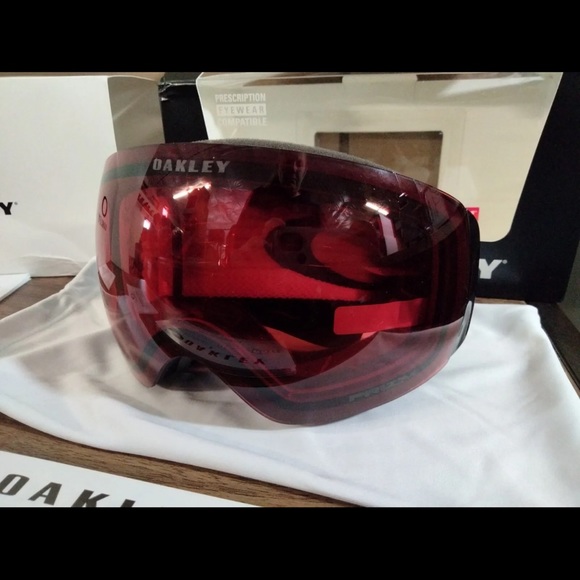 Oakley Flight Deck XM Snow Goggles Matte Black w/Prizm Rose GBL - Picture 2 of 10